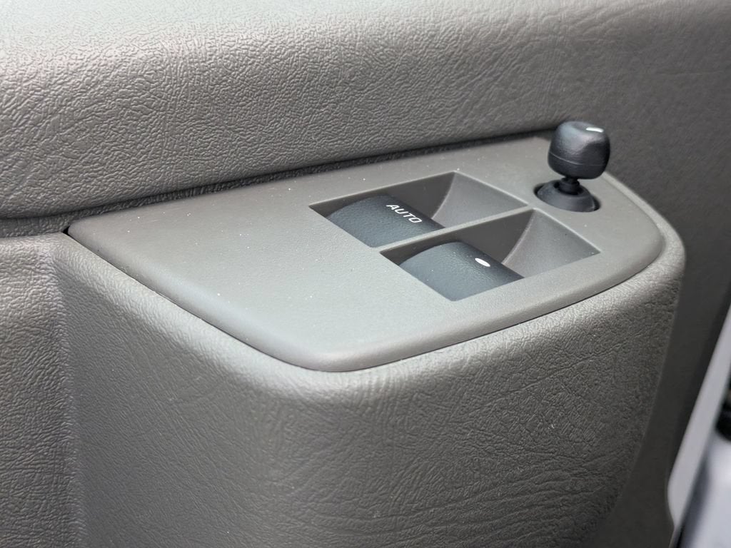 2023 Chevrolet Express Passenger 3500 1LS