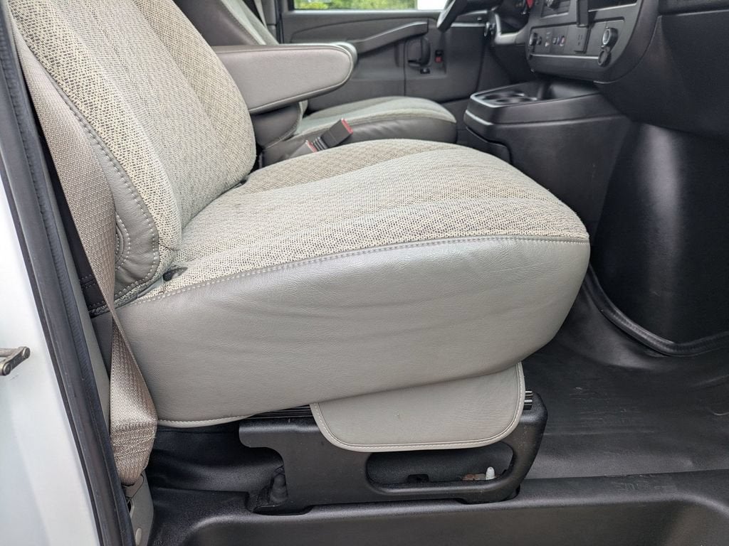 2023 Chevrolet Express Passenger 3500 1LS