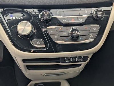 2022 Chrysler Voyager LX