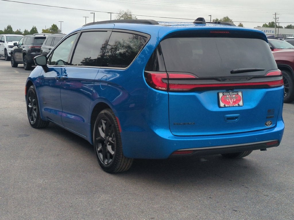 2027 Chrysler Pacifica Select