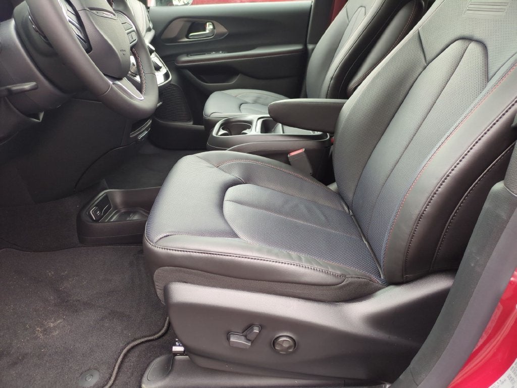 2027 Chrysler Pacifica Select
