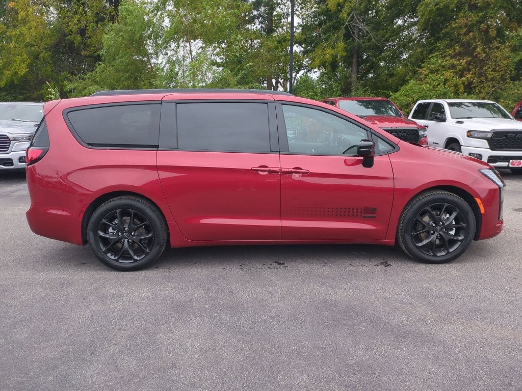 2027 Chrysler Pacifica Select