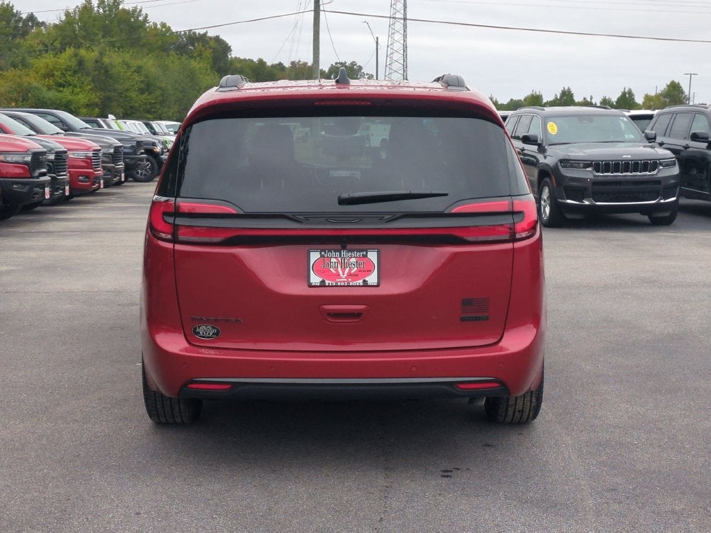 2027 Chrysler Pacifica Select
