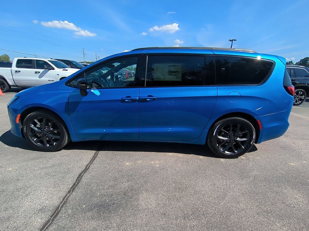 2027 Chrysler Pacifica Limited