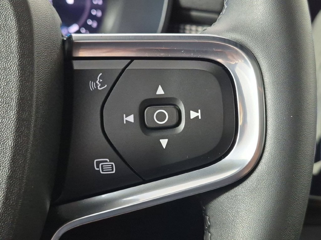 2023 Volvo XC40 B5 Plus Dark Theme
