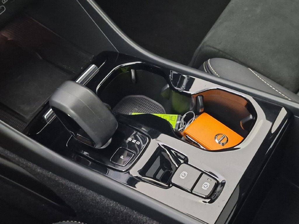 2023 Volvo XC40 B5 Plus Dark Theme