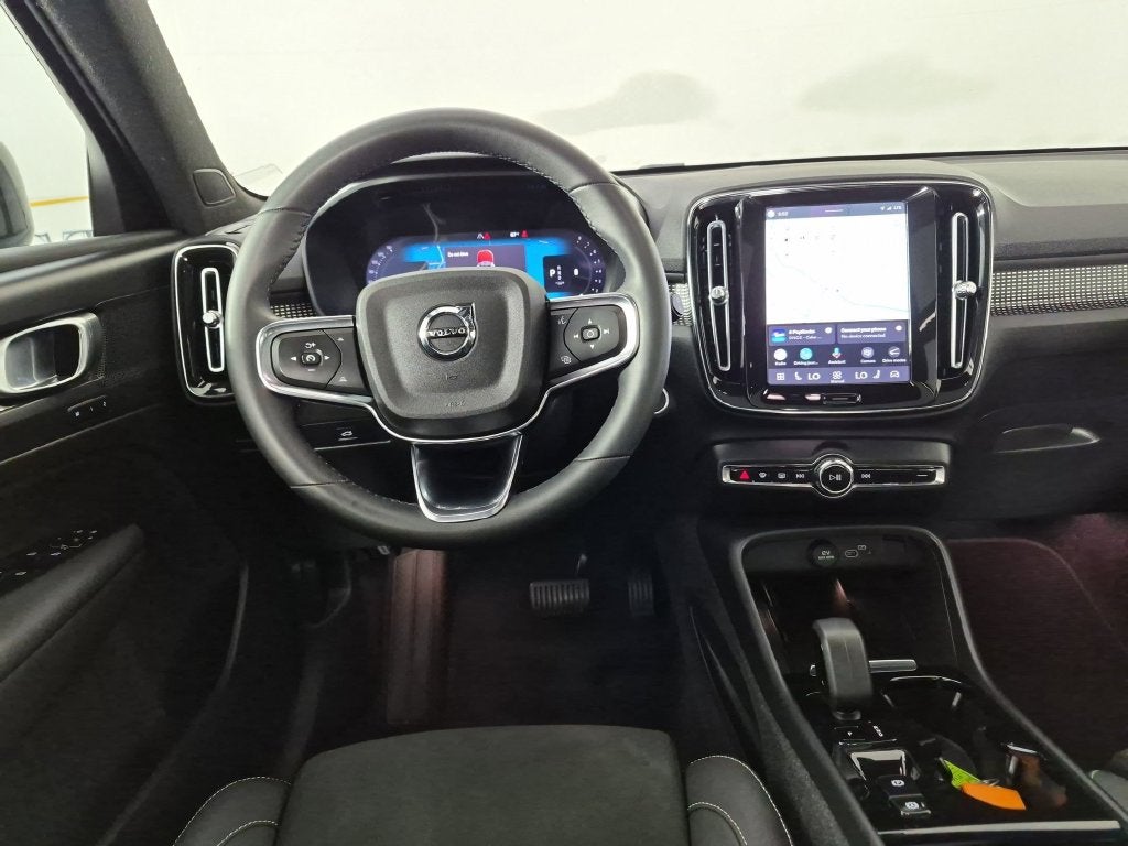2023 Volvo XC40 B5 Plus Dark Theme