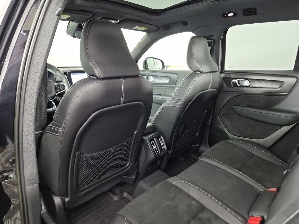 2023 Volvo XC40 B5 Plus Dark Theme