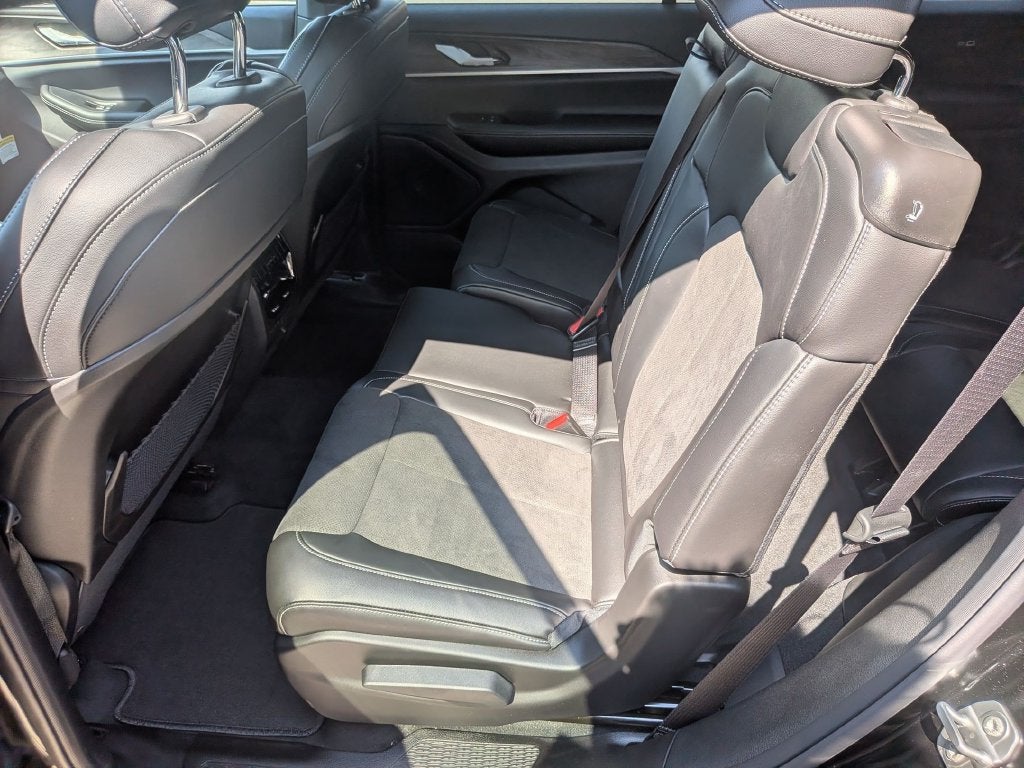 2027 Jeep Grand Cherokee L Laredo Altitude