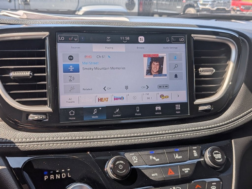 2027 Chrysler Pacifica Select