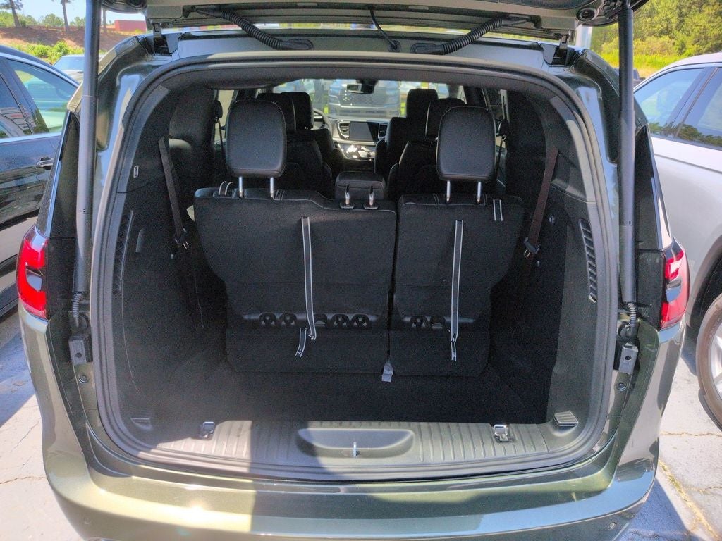 2027 Chrysler Pacifica Select