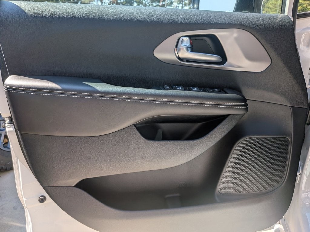 2027 Chrysler Pacifica LX