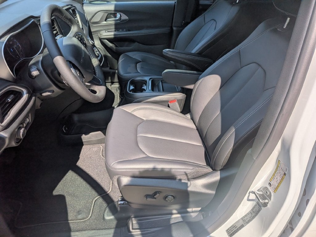2027 Chrysler Pacifica LX