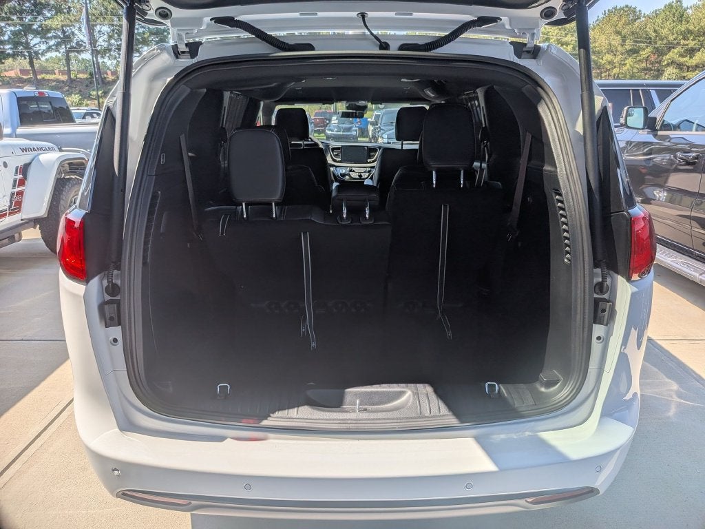 2027 Chrysler Pacifica LX
