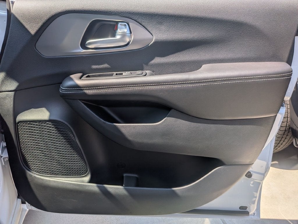2027 Chrysler Pacifica LX