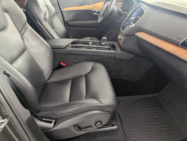 2023 Volvo XC90 Recharge Plug-In Hyb Plus Dark Theme